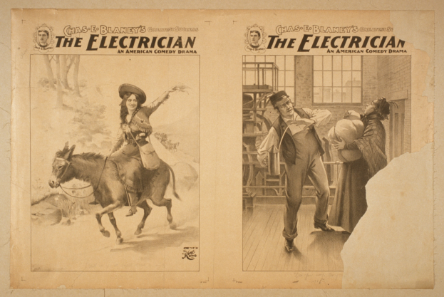 Frau auf einem Pferd links, drei Personen rechts mit einer Person, die einen Hut hält, ein Gebäude im Hintergrund und der Text "The Electrician - Ein amerikanisches Comedy-Drama" oben.