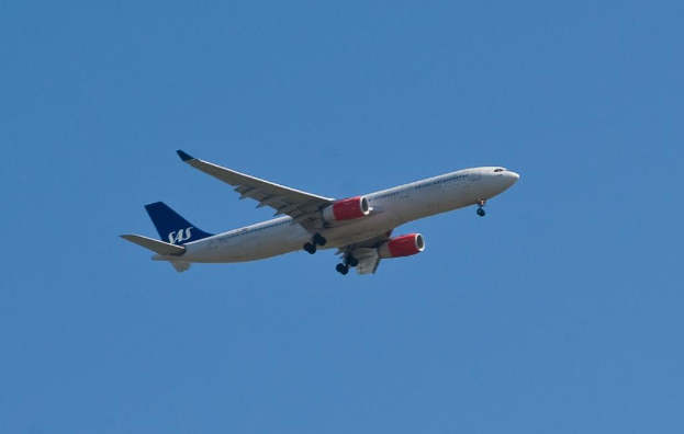 Ein Flugzeug ist in der Mitte des Bildes.