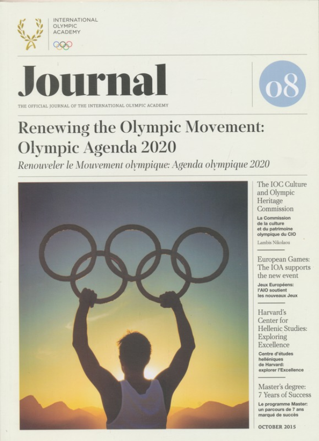 Eine Person in einem weißen Hemd und blauen Shorts hält die olympischen Ringe in den Händen und steht vor einem Blatt Papier mit der Aufschrift "Renovierung der olympischen Bewegung" und "Olympische Agenda 2020" unter einem hellblauen Himmel mit weißen Wolken und Sonne.