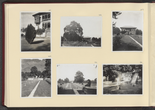 Ein Collage aus Schwarz-Weiß-Fotografien in einem offenen Buch, das Bäume in der Mitte umgeben von Gebäuden und einem Brunnen zeigt.