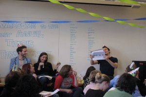 Eine Gruppe von Menschen feiert ihren ersten Abschlussball, mit Bändern geschmückt und einige tragen Mützen.