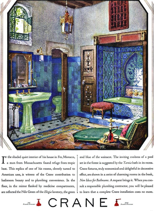 Eine Badezimmerszene mit einem Waschbecken, Wasserhahn, Spiegel, Lampe, Fenster, Tür, WC, Hocker, Stuhl, Badewanne und einem Teppich, dargestellt auf einer Buchseite mit gedrucktem Text.