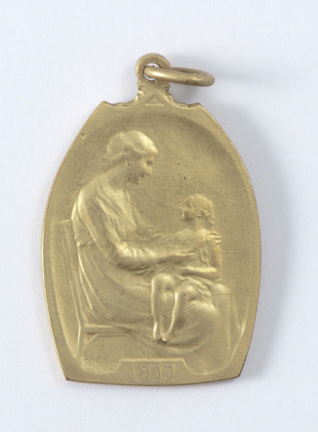Goldmedaille mit Relief einer Frau in weißem Kleid mit Haarknoten, die ein Kind hält, mit der Inschrift "Mutter und Kind" in Kursivschrift.