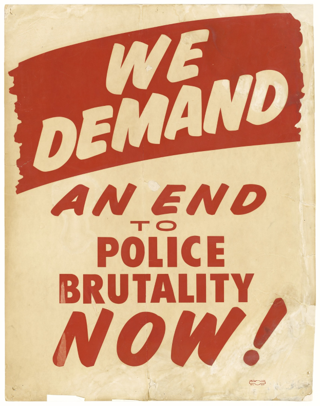 Ein Plakat mit fetter schwarzer Schrift auf einem weißen Hintergrund, eingerahmt von einem schwarzen Rand, trägt die Aufschrift "Wir fordern ein Ende der Polizeigewalt jetzt" in einer modernen, einprägsamen Schriftart.