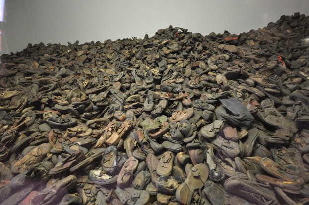 Eine Gruppe von Schuhen ist vor einer Wand mit einigen Objekten im Hintergrund zu sehen.