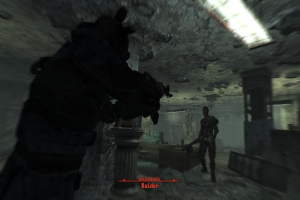 Das Innere eines Gebäudes mit mehreren Skulpturen, einem Leuchtkörper und einem gerahmten Objekt.