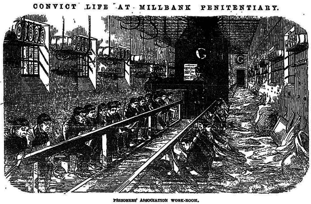 Eine Schwarz-Weiß-Zeichnung einer Bahnstation mit Menschen, die auf verschiedenen Gegenständen sitzen, darunter Bahngleise, Geländer, Wände und Fenster, mit dem Text "verurteiltes Leben im Millbank-Gefängnis" oben und unten.