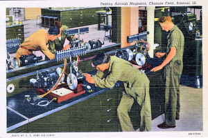 Gruppe von Männern, die an einer Maschine in einer Fabrik arbeiten, mit Text oben und unten im Bild.