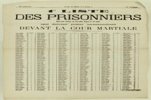 Eine alte, vergilbte Zeitung mit einer Liste von Gefangenen in zwei Spalten, einer für die Gefangenennummern und einer für die Namen, auf einem hellen cremefarbenen Hintergrund.