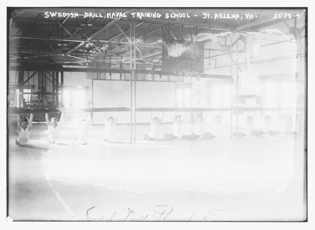 Schwarzes und weißes Foto von Menschen, die Gymnastik in einer Halle mit Stangen, Röhren, Fenstern und einer Wand im Hintergrund machen, mit Text oben und unten.