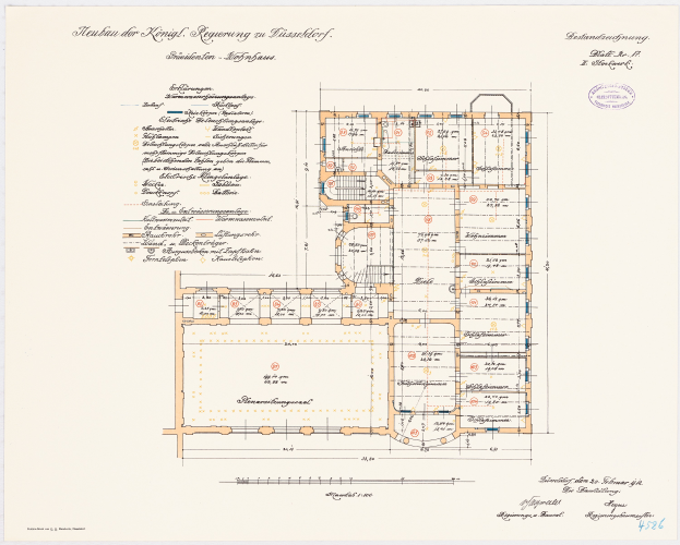 Ein detaillierter Grundrissplan der Reichskanzlei in Dresden, Deutschland, der mehrere Räume, Flure, Fenster und Türen zeigt, mit begleitendem Text zur Beschreibung des Layouts.
