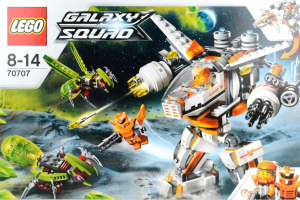 Ein Roboter wird von animierten Personen bedient, mit k├╝nstlichen V├Âgeln, Planeten, Boden und Sternen am Himmel, sowie einem Wasserzeichen und Text.