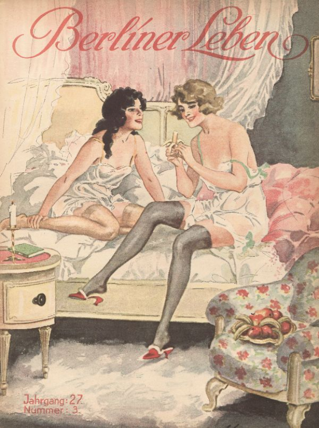 Ein Plakat, das zwei Frauen auf einem Bett sitzend zeigt, mit einem Tisch links daneben, der verschiedene Gegenstände enthält, einem Vorhang und einem Rahmen im Hintergrund und dem Text "Berliner Leben Nr. 27, 1930" oben und unten.