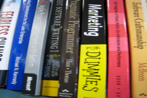 Eine kleine Sammlung von Büchern ist zu sehen.