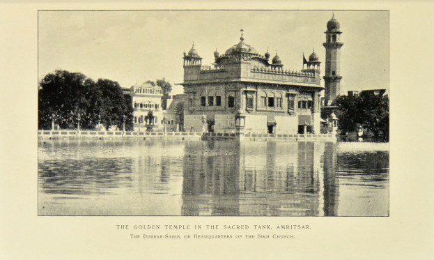 Der goldene Tempel in Amritsar umgeben von Wasser, Bäumen und einem klaren Himmel mit Text am unteren Bildrand.