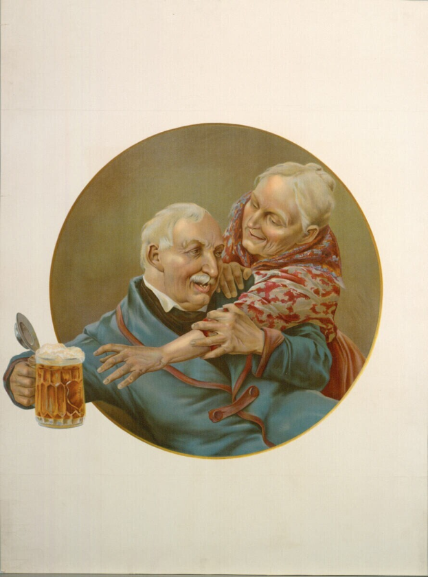 Ein älterer Mann hält ein Bierglas in einer Hand und die Hand einer Frau in der anderen, beide strahlen warm und herzlich.