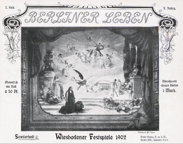 Schwarzes und weißes Foto einer Bühne mit Darstellern in traditioneller deutscher Tracht während des Wiesbaden-Festivals im Jahr 1902, mit einem applaudierenden Publikum im Hintergrund.
