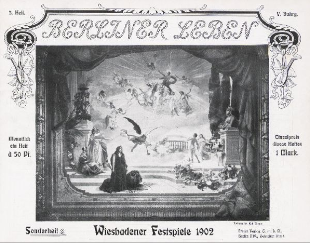 Schwarzes und weißes Foto einer Bühne mit Darstellern in traditioneller deutscher Tracht während des Wiesbaden-Festivals im Jahr 1902, mit einem applaudierenden Publikum im Hintergrund.