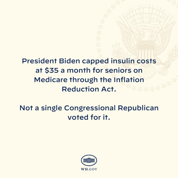 Plakat mit Logo und Text, der besagt: "Präsident Biden beschränkte die Kosten für Insulin auf 35 Dollar pro Monat für Senioren mit Medicare dank des Inflation Reduction Act."