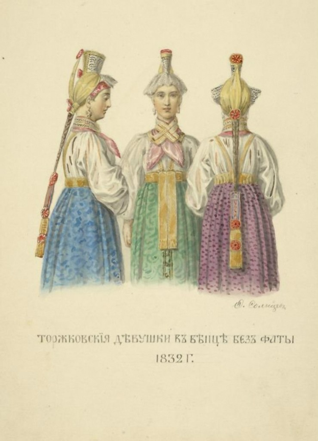 Drei Frauen in traditioneller russischer Kleidung mit bunten, gemusterten Kleidern und menschlichen Gesichtern, die nebeneinander stehen, mit russischer Schrift unten.