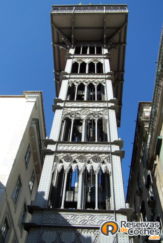 Eine dichte Stadtlandschaft mit zahlreichen Gebäuden und einer Wassermarke am unteren Bildrand.