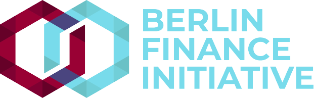 Das Logo der Berlin Finance Initiative zeigt einen blauen Kreis mit einer weißen Umrandung und einem weißen 'B' in der Mitte, umgeben von einem weißen Ring mit einem blauen und weißen Karomuster, alles auf einem weißen Hintergrund mit den Worten 'Berlin Finance Initiative' in fetter schwarzer Schrift.