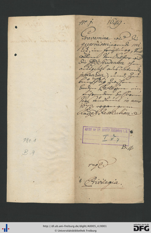 Ein aufgeschlagenes Buch mit handgeschriebener Schrift, wahrscheinlich ein Dokument der Bundesrepublik Deutschland, mit Wasserzeichen unten.