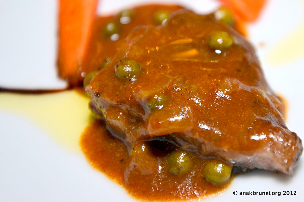 Ein Teller mit verschiedenen Speisen und Text unten auf dem Bild.