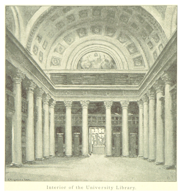 Großartiger Innenraum einer Universitätsbibliothek mit hohen Säulen und prunkvollen Deckenentwürfen sowie dekorativem Text am Boden.