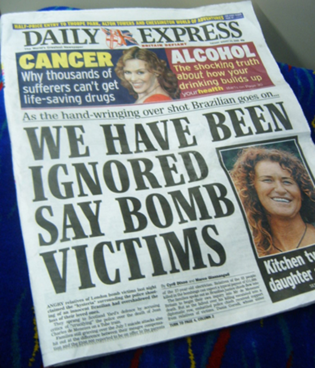 Eine Zeitung mit zwei Fotos von Frauen und begleitendem Text.