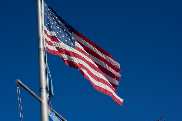 Eine amerikanische Flagge wird auf der linken Seite des Bildes angezeigt.