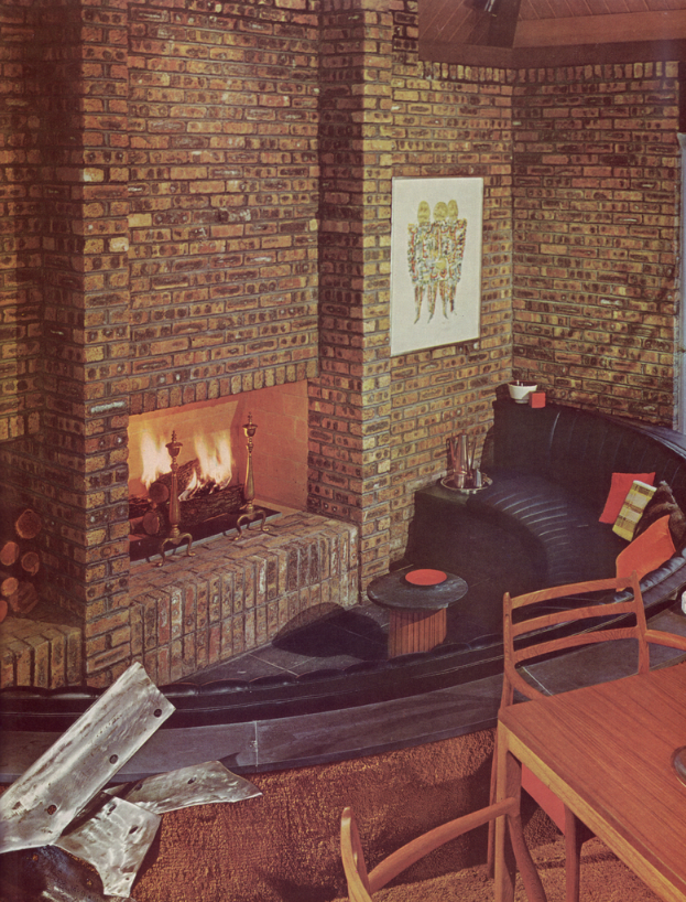 Ein gemütliches Indoor-Ambiente mit einem Sofa, das mit Kissen geschmückt ist und zwei Objekten, einem Tisch mit Stühlen und einem Teller, verschiedenen Objekten auf dem Boden, Holzstöcke in der Nähe der Wand und ein Kamin.