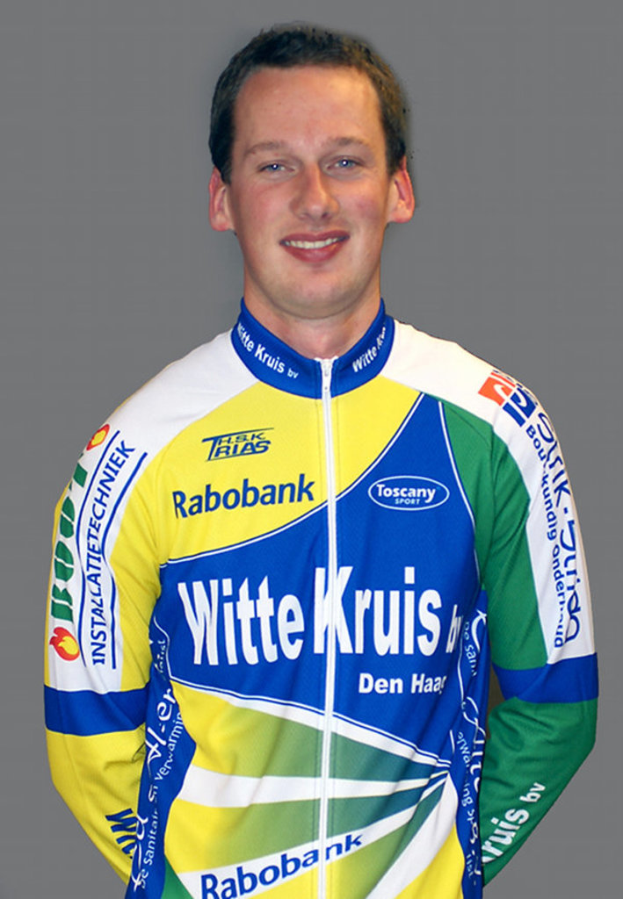 Ein Sportler bei einer Fotopose mit einem T-Shirt mit verschiedenen Sponsorennamen.