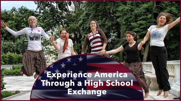 Eine Gruppe von Frauen, die in die Luft springen und strahlen, umgeben von Bäumen und Pflanzen unter einem klaren blauen Himmel, mit Text unten lesend "Erlebe Amerika durch einen High School Austausch".