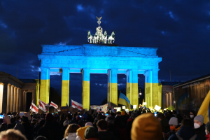 Von der Polizei festgehalten: Mann wehrt sich gegen Verbot, Schwarz-Rot-Gold-Flagge zu schwenken - Flaggenträger spricht jetzt