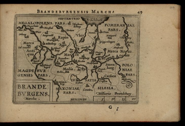 Altes Buch mit einer detaillierten Karte der Brandenburg-Region Deutschlands auf einem schwarzen Hintergrund, das geografische Merkmale und Text über die Region zeigt.