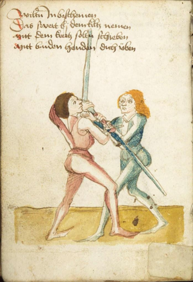 Zwei Personen, ein Mann und eine Frau, stehen auf einem offenen Buch und schauen sich mit erhobenen Schwertern an.