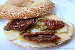 Ein Nahaufnahme eines Burgers mit sichtbaren Schichten von Zutaten.