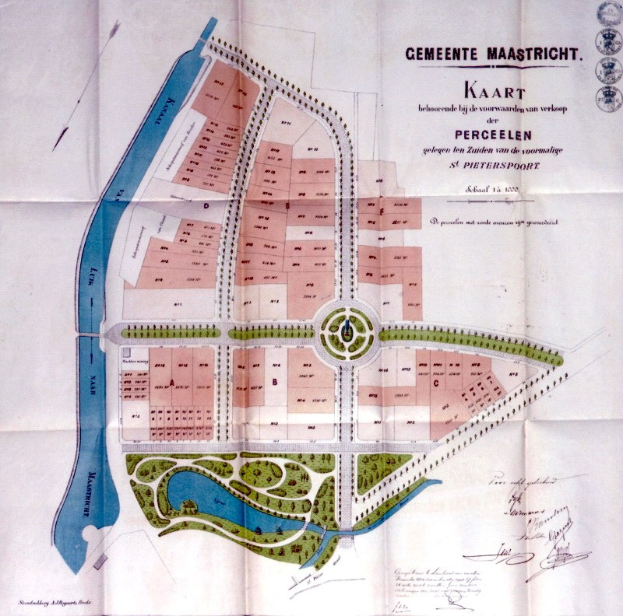 Ein detaillierter Stadtplan auf Papier, der Straßen, Gebäude und Sehenswürdigkeiten zeigt, mit begleitendem Text.