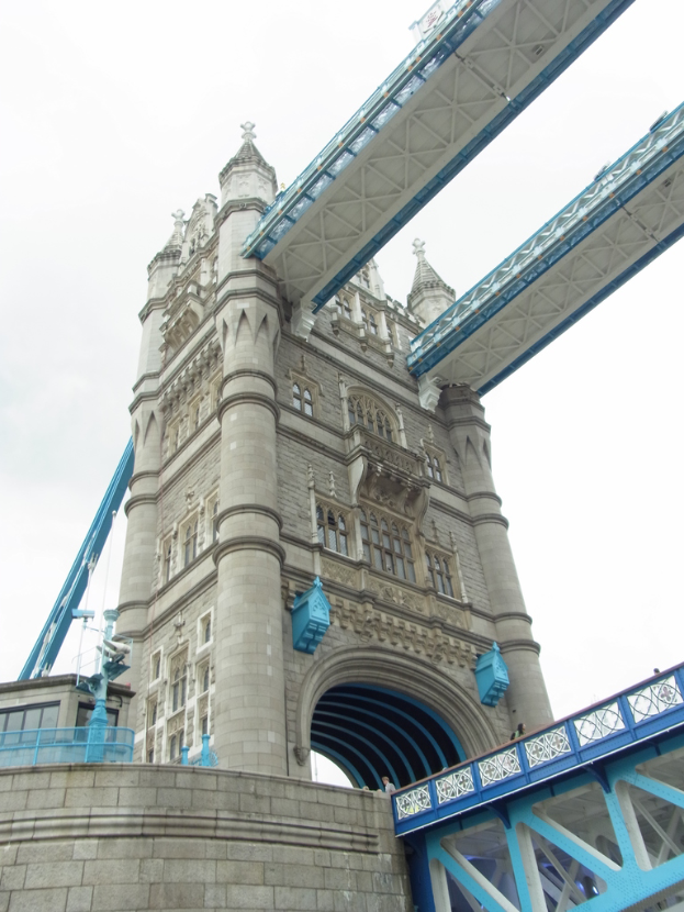 Eine Turmbrücke, die einen Gewässerspan überbrückt.