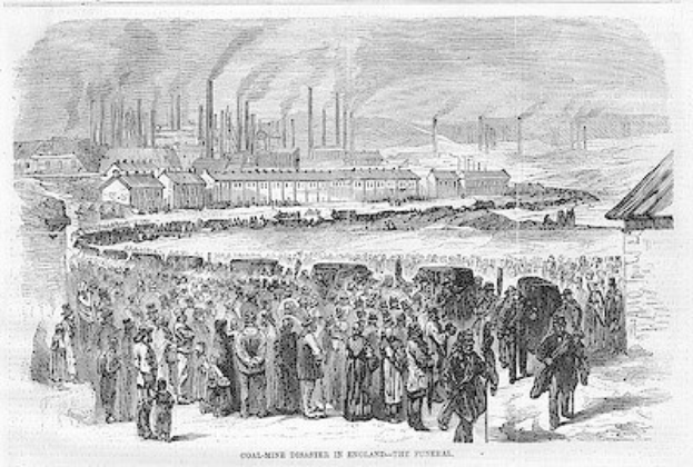 Schwarze und weiße Zeichnung von Menschen vor einem Fabrikgebäude mit Häusern und Rauch aus Schornsteinen, mit der Beschriftung "Kohlebergbau-Katastrophe in England das Ende" unten.