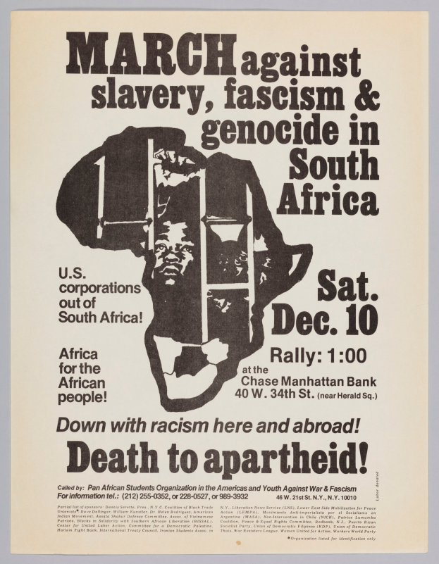 Ein Plakat mit einer Person im Anzug und Krawatte, die entschlossen aussieht, und dem Text "Marsch gegen Sklaverei, Faschismus & Völkermord in Südafrika" in fetter schwarzer Schrift auf einem hellgelben Hintergrund.