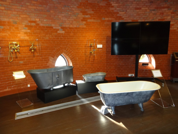 Ein ordentlich eingerichtetes Schlafzimmer mit einem Bett, einem Nachttisch und einer Kommode.