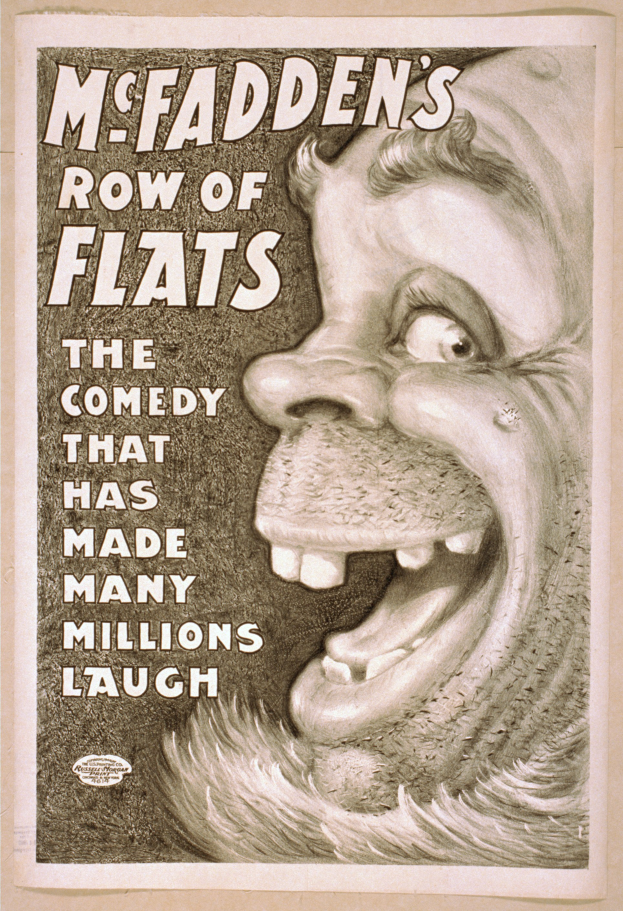 Ein Plakat mit einem Menschen mit breitem, zahnreichem Grinsen, wilden Haaren und einem hellgelben Hintergrund, mit der Aufschrift "McFadden's Row of Flats: Die Comedy, die viele zum Lachen gebracht hat" darauf.