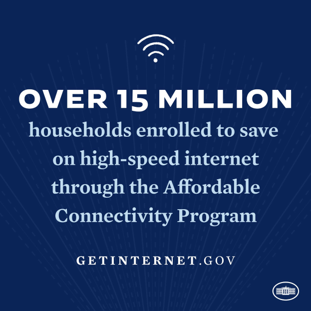 Ein Plakat, das das Affordable Connectivity Program bewirbt und den Text "Über 15 Millionen Haushalte angemeldet, um bei High-Speed-Internet zu sparen" sowie das Logo des Programms zeigt.