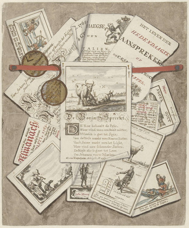 Altes Buch mit Spielkarten, die Bilder und Text zeigen, und Münzen drumherum.