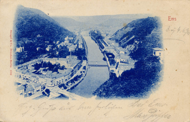 Eine alte Postkarte, die eine Flusslandschaft mit Gebäuden, Bäumen, Hügeln und einer Brücke zeigt, mit der Aufschrift "Strugel & Co. Dresden, Deutschland" am unteren Rand.