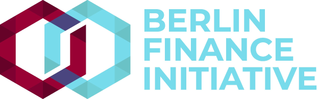Logo der Berlin Finance Initiative mit einem blauen Kreis mit weißer Umrandung und einem weißen "B" in der Mitte, umgeben von einem weißen Ring mit blau-weißem Karomuster, alles auf einem weißen Hintergrund mit fetter schwarzer Schrift, die "Berlin Finance Initiative" liest.