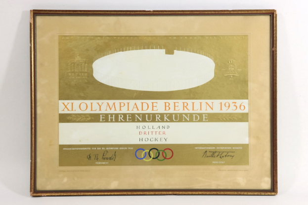 Ein Bildrahmen auf einem weißen Hintergrund mit einem Plakat für die Olympischen Spiele 1936 in Berlin, mit Text, der Informationen zum Ereignis liefert.