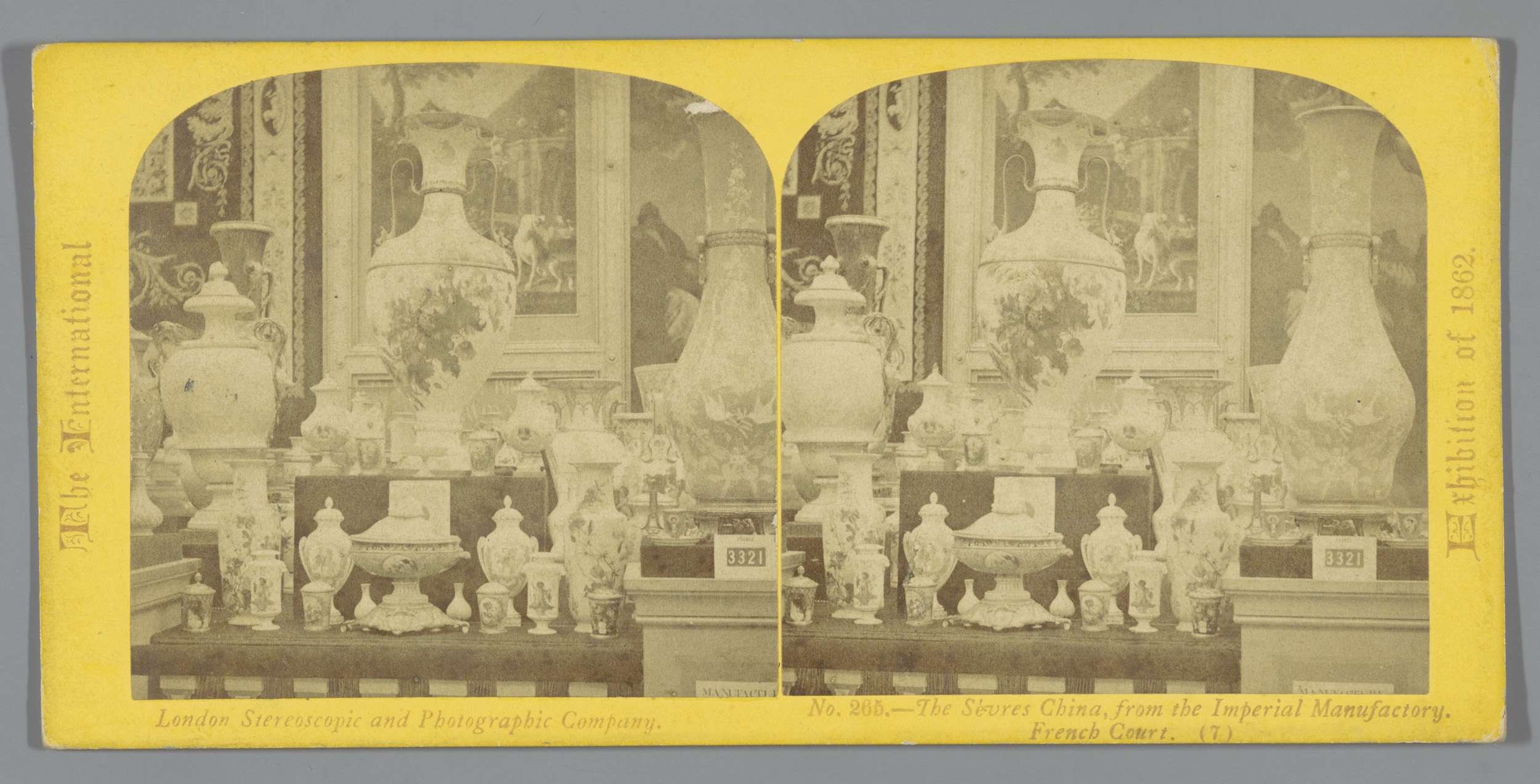 Schwarzes und weißes Foto eines Raums, der zahlreiche Vasen und dekorative Gegenstände aus der Imperial Factory in London zeigt, die in einer Collage mit Text am Boden angeordnet sind.